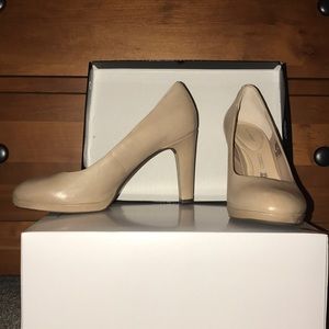 Rockport 7 to Ally tan high heel. new. Size 8.